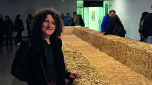 Vesna Bolanča en su instalación artística en la Fundación Díaz-Caneja