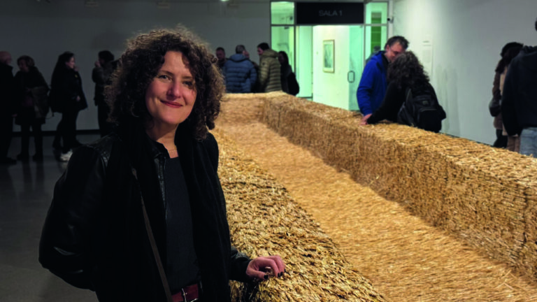 Vesna Bolanča en su instalación artística en la Fundación Díaz-Caneja