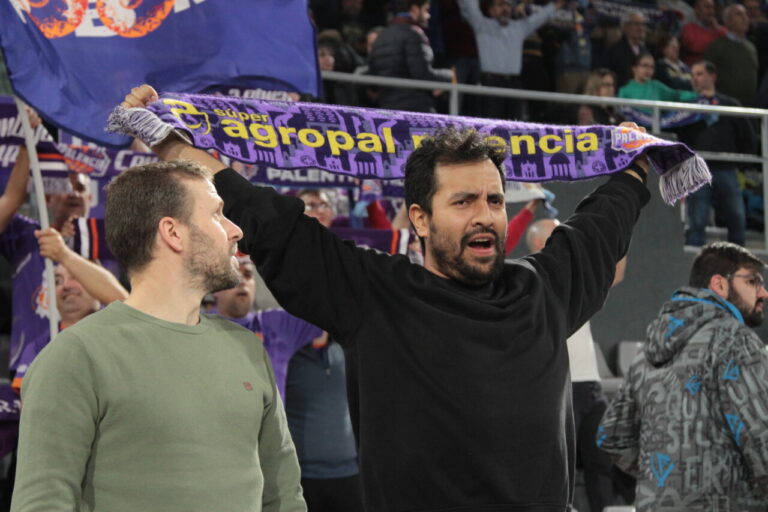 Aficionados animando en el partido de baloncesto del Súper Agropal en Palencia