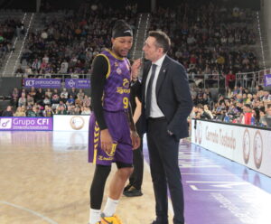Jugadores de baloncesto conversando en el pabellón de Palencia
