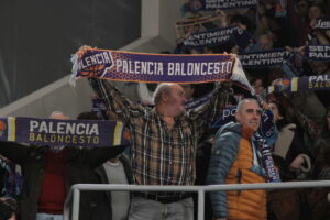 Aficionados del baloncesto en las gradas del Municipal de Palencia