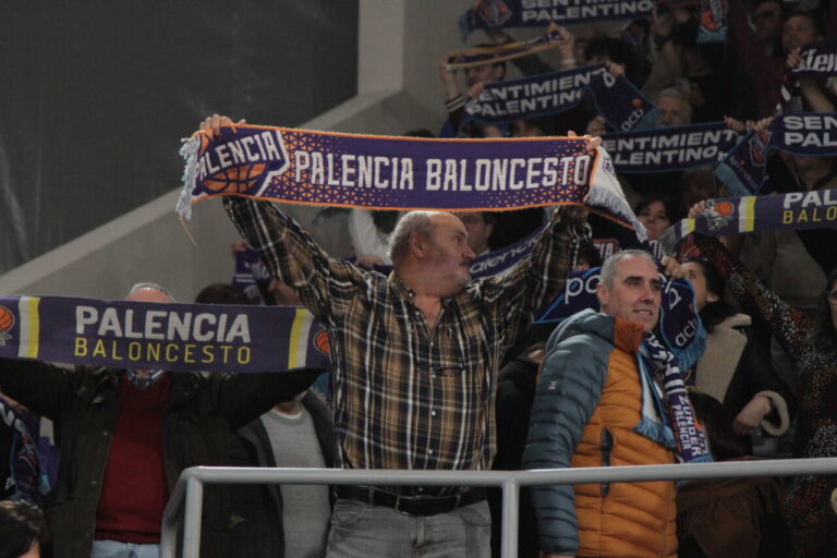 Aficionados del baloncesto en las gradas del Municipal de Palencia