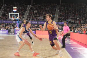 Jugadores de baloncesto en acción durante un partido emocionante
