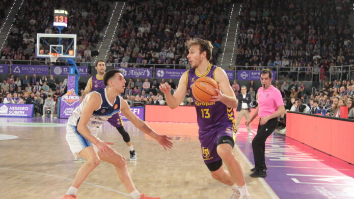 Jugadores de baloncesto en acción durante un partido emocionante