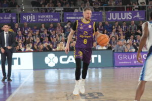 Jugador del Súper Agropal Palencia con balón en un partido de baloncesto
