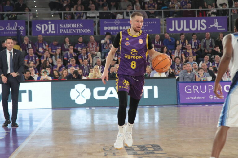 Jugador del Súper Agropal Palencia con balón en un partido de baloncesto