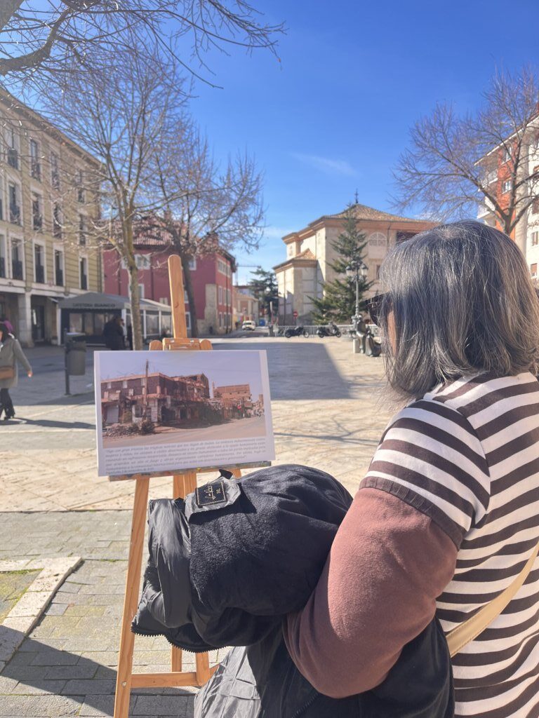 Persona observando una exposición sobre la crisis humanitaria en Sudán