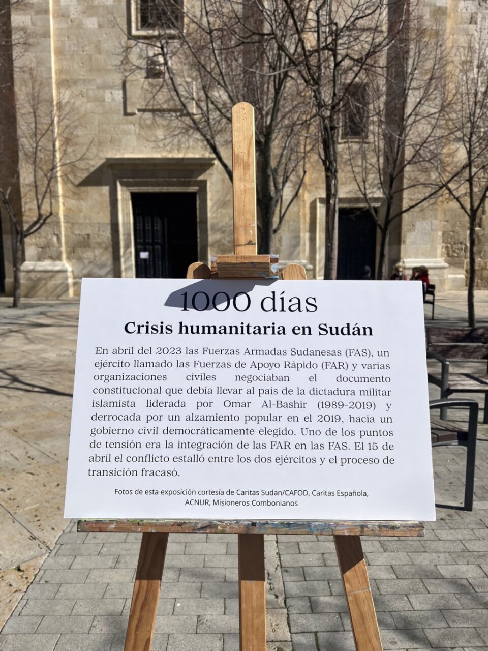 Cartel sobre la crisis humanitaria en Sudán en una exposición