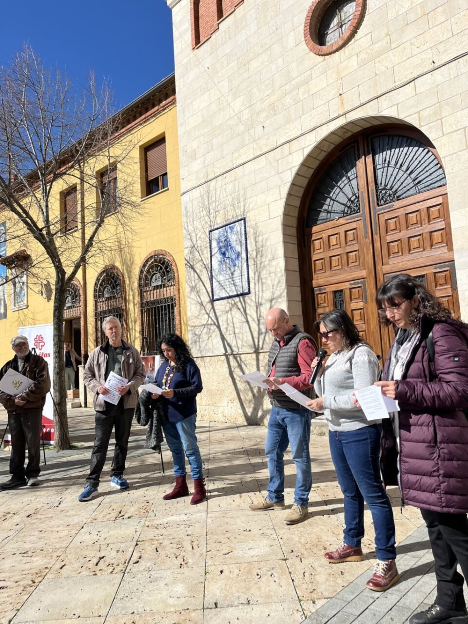 Grupo de personas leyendo documentos durante las jornadas de sensibilización sobre Sudán.