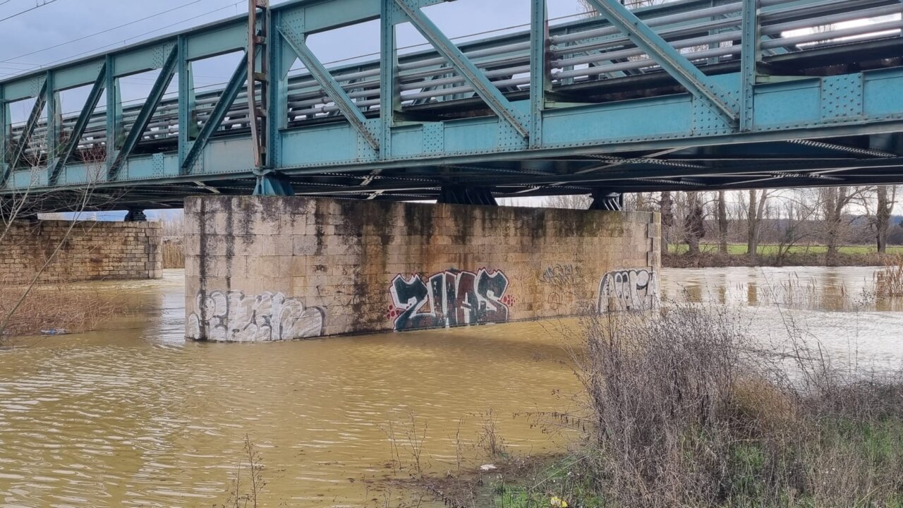 Río Carrión con niveles de agua elevados bajo un puente en Palencia