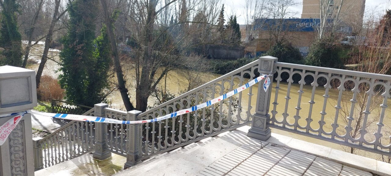 Vista del río Carrión con zonas inundadas y cinta de precaución en Palencia