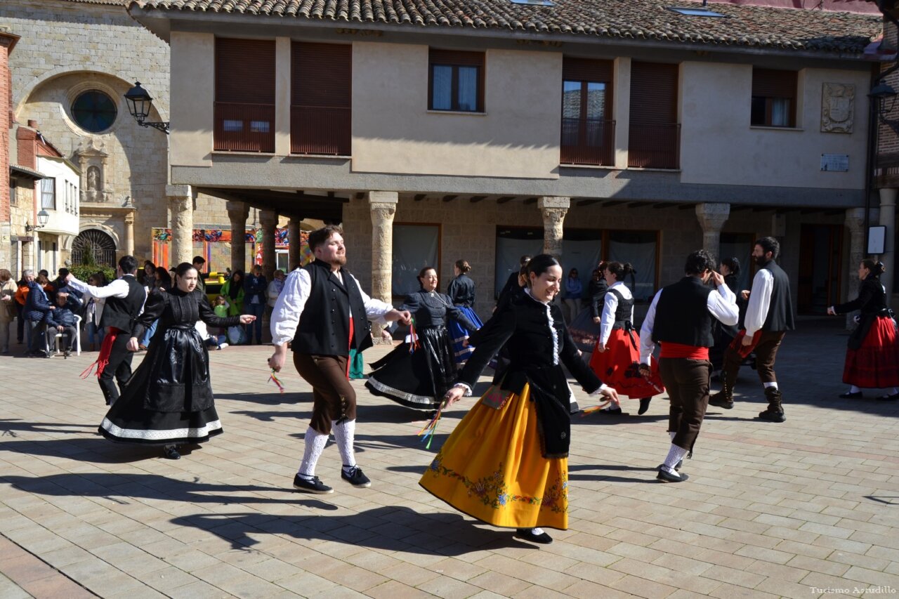 Grupo de personas bailando en la celebración de San Matías en Astudillo