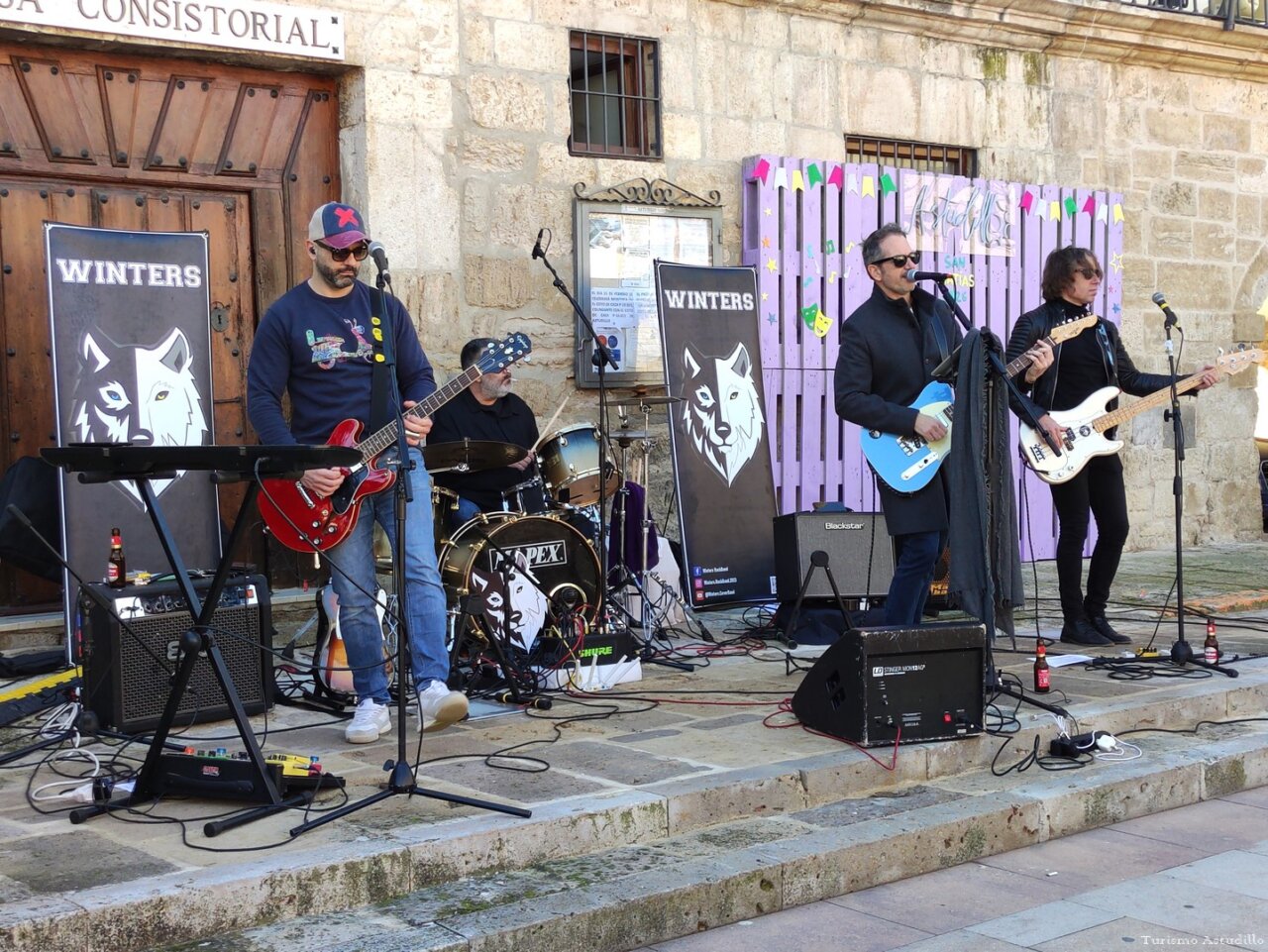 Grupo de música The Winters Rockband durante la celebración de San Matías en Astudillo