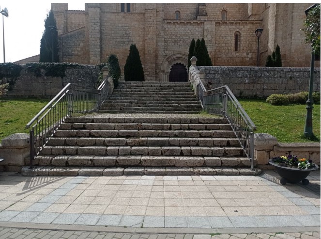 Escalinata de acceso al templo de Santa María en Villamuriel de Cerrato