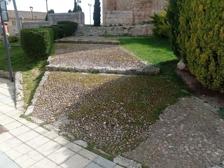 Escalinatas y caminos de acceso a la Iglesia de Santa María en Villamuriel