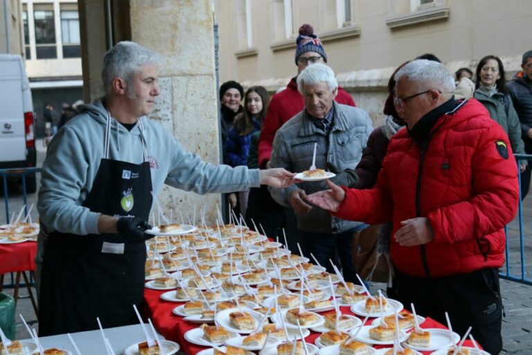 Personas disfrutando de degustaciones en el mercado de Las Candelas en Palencia