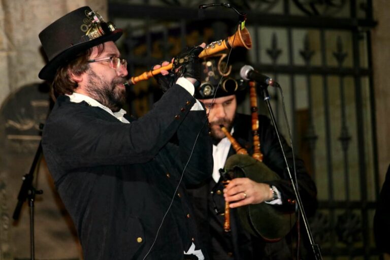 Músicos tocando instrumentos tradicionales en el mercado de Las Candelas en Palencia