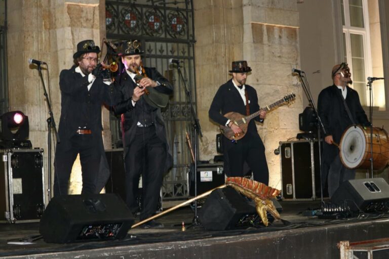 Músicos actuando en el mercado de Las Candelas en Palencia