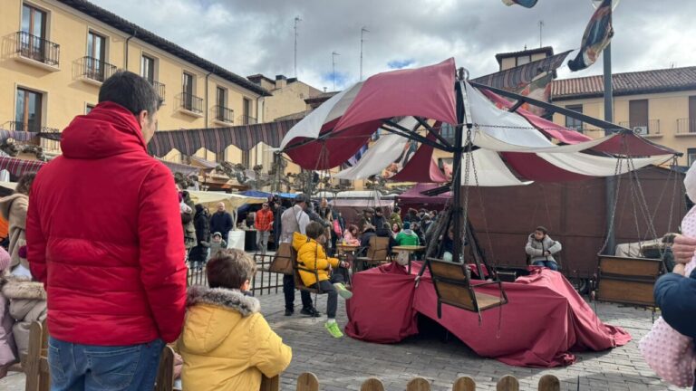 Mercado de Las Candelas en Palencia con gente disfrutando de actividades