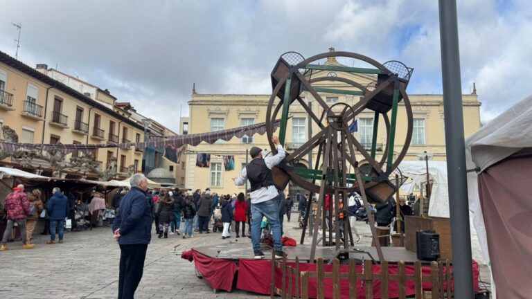 Mercado de Las Candelas en Palencia con gente disfrutando de actividades