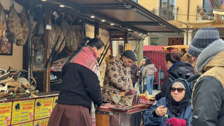 Mercado de Las Candelas en Palencia con degustaciones de lomo y postres