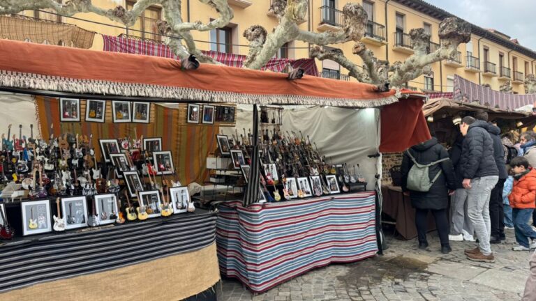 Mercado de Las Candelas en Palencia con puestos de artesanía y gastronomía