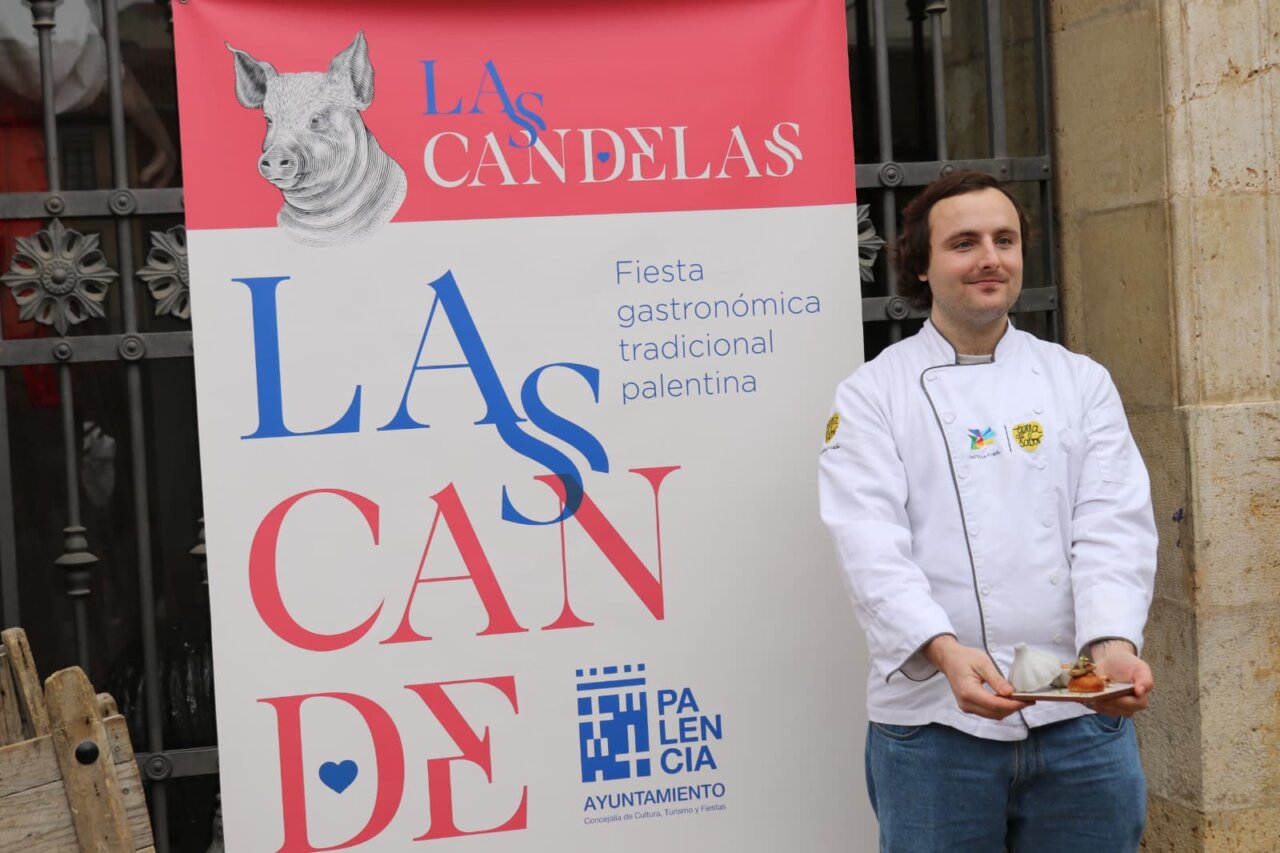 Chef sosteniendo un plato en la festividad de Las Candelas en Palencia