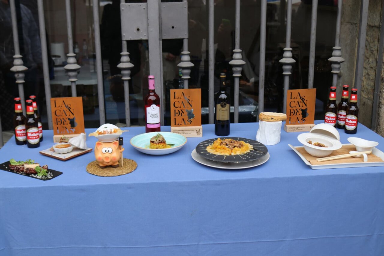 Mesa con platos del Concurso de Platos del Cerdo en Palencia