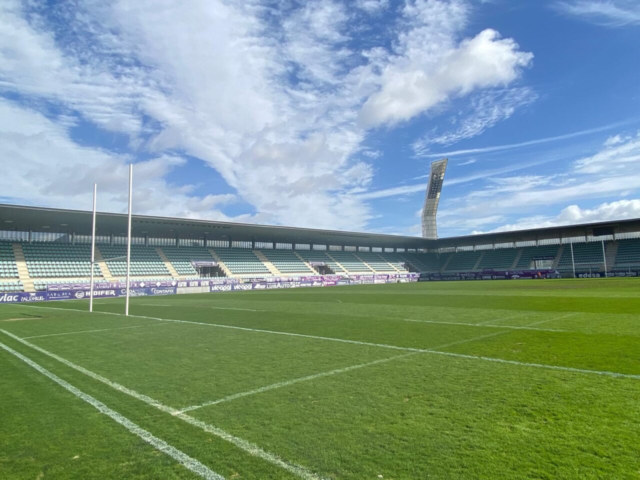 Vista del estadio municipal de La Balastera en Palencia con césped verde