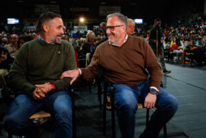 Abascal y otro político conversando en un evento en Burgos
