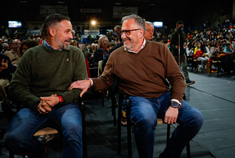 Abascal y otro político conversando en un evento en Burgos