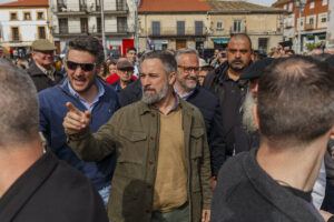 Abascal en un evento rodeado de personas y conversando