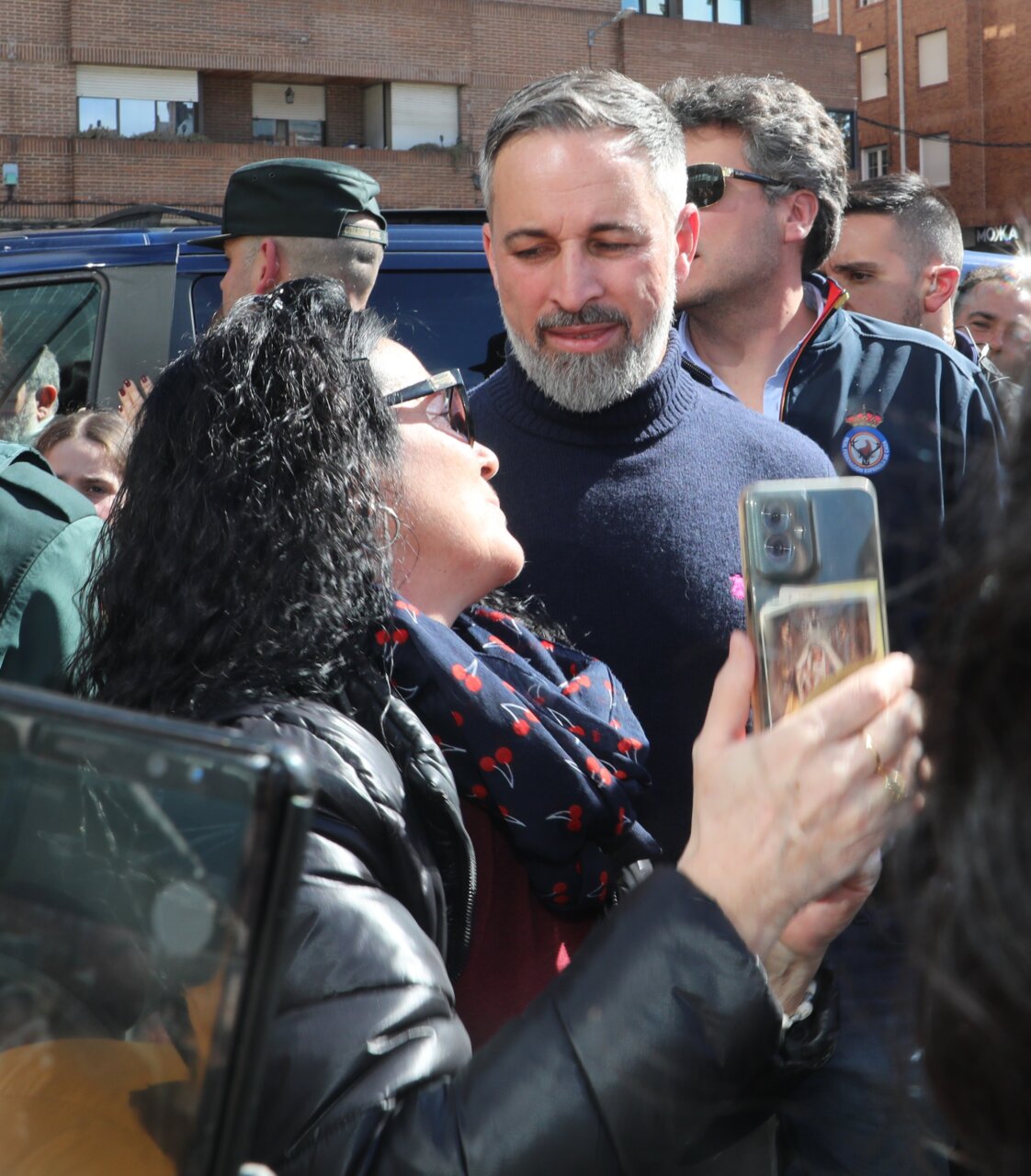 Santiago Abascal interactuando con simpatizantes en Guardo
