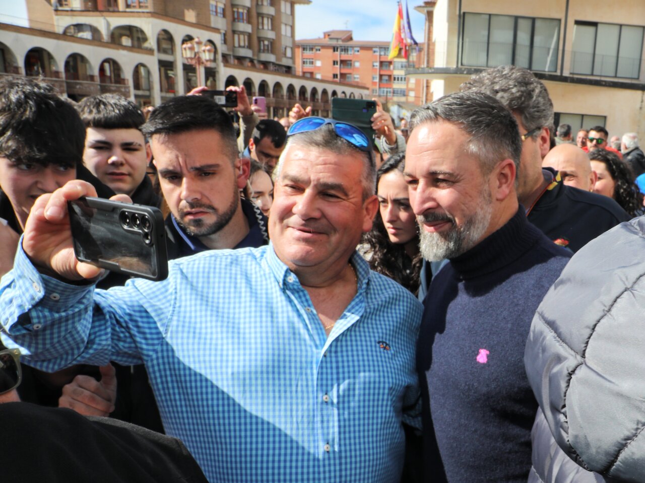 Santiago Abascal posando para una selfie con simpatizantes en Guardo