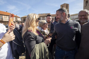 Abascal interactuando con simpatizantes en un evento político