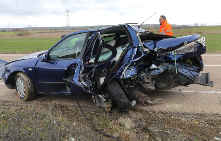 Vehículo dañado en un accidente de tráfico en Fuentes de Valdepero
