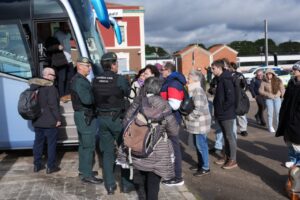 Grupo de personas esperando en una estación tras un accidente de tren en Matapozuelos