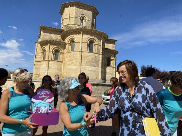 Participantes en evento de la AECC en Palencia con monumento al fondo