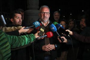 Carlos Pollán en un acto de campaña de Vox en Burgos rodeado de periodistas