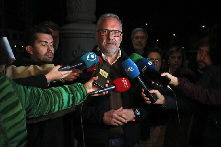 Carlos Pollán en un acto de campaña de Vox en Burgos rodeado de periodistas