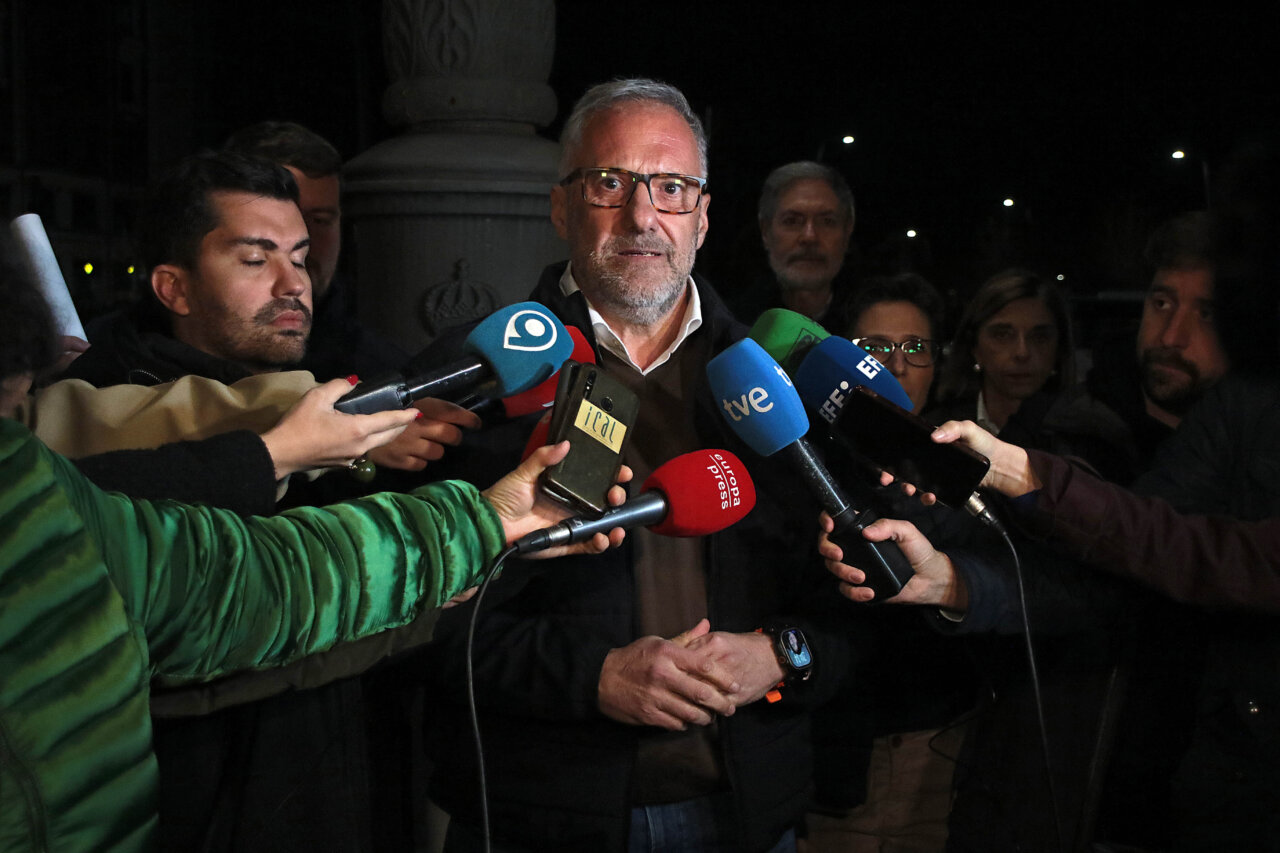 Carlos Pollán en un acto de campaña de Vox en Burgos rodeado de periodistas