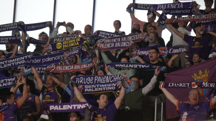 Aficionados del Palencia Baloncesto animando en un partido