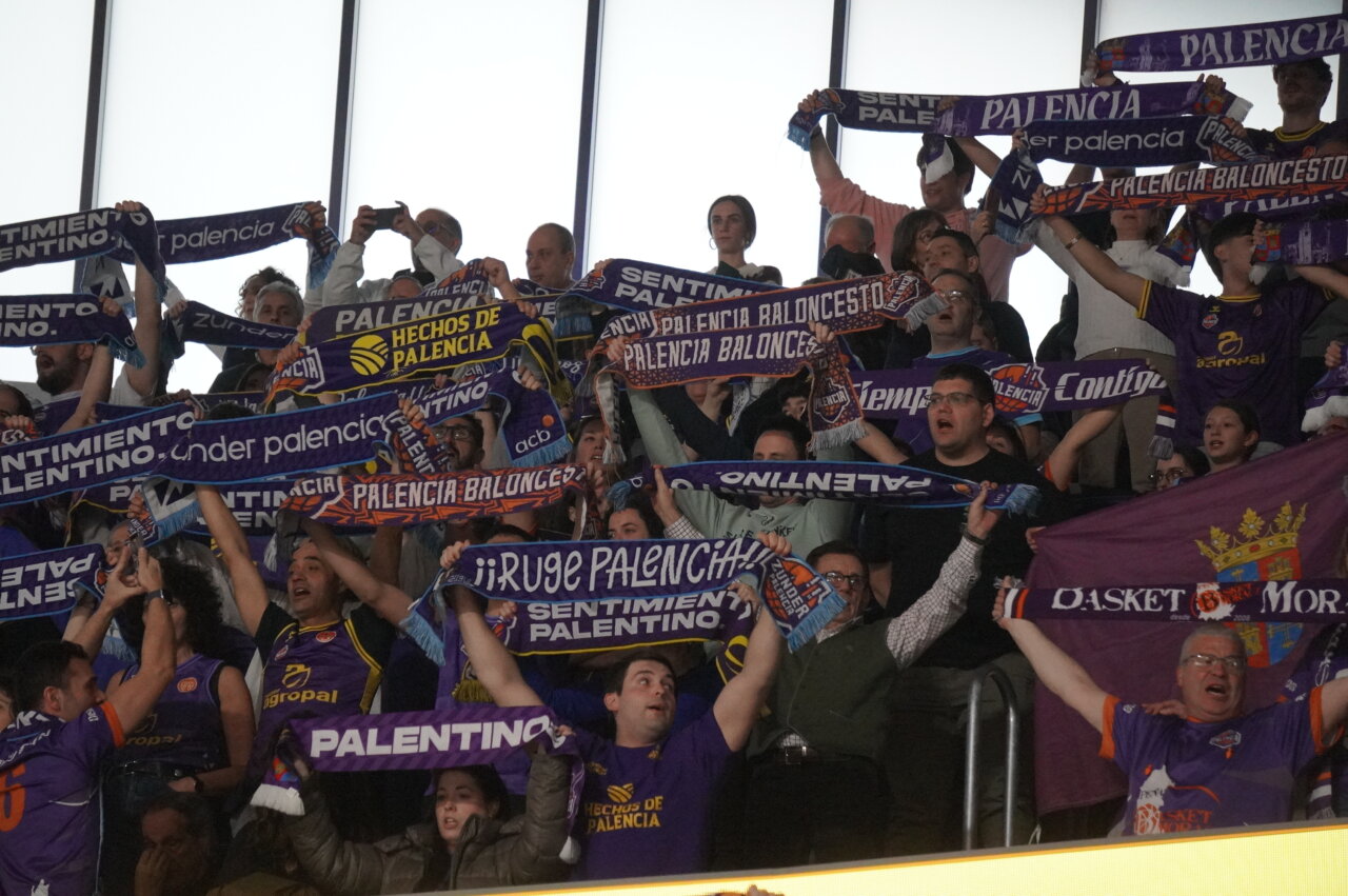 Aficionados del Palencia Baloncesto animando en un partido