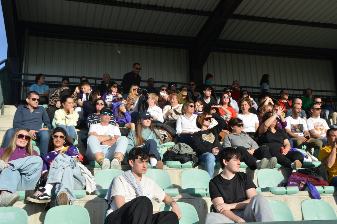 Aficionados en las gradas durante un partido de fútbol femenino en Palencia