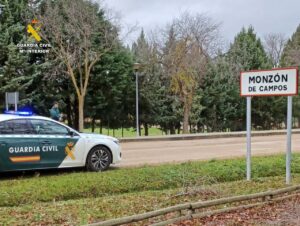 Vehículo de la Guardia Civil en Monzón de Campos junto a un cartel