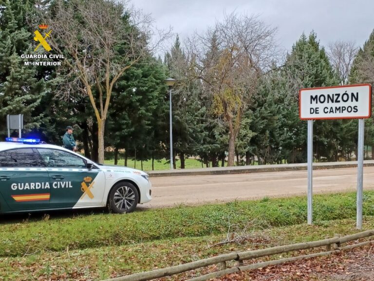Vehículo de la Guardia Civil en Monzón de Campos junto a un cartel