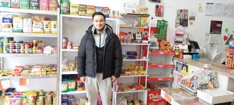 Interior de la tienda Alimentación Arcoiris con productos paraguayos y latinoamericanos.