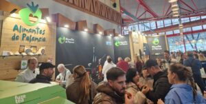 Stand de Alimentos de Palencia en el H&T Salón de Málaga con visitantes