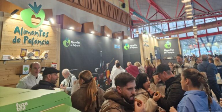 Stand de Alimentos de Palencia en el H&T Salón de Málaga con visitantes