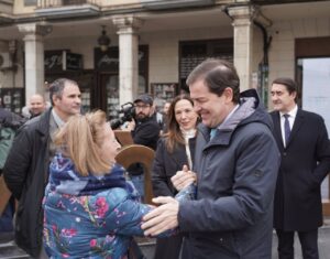 Candidato popular interactuando con ciudadanos en un evento público